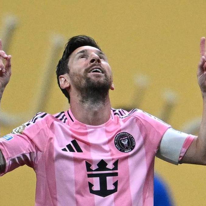 Messi se lució con un golazo de tiro libre (AFP)