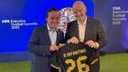 Mikel Arriola le regaló playera a Gianni Infantino / Mikel Arriola