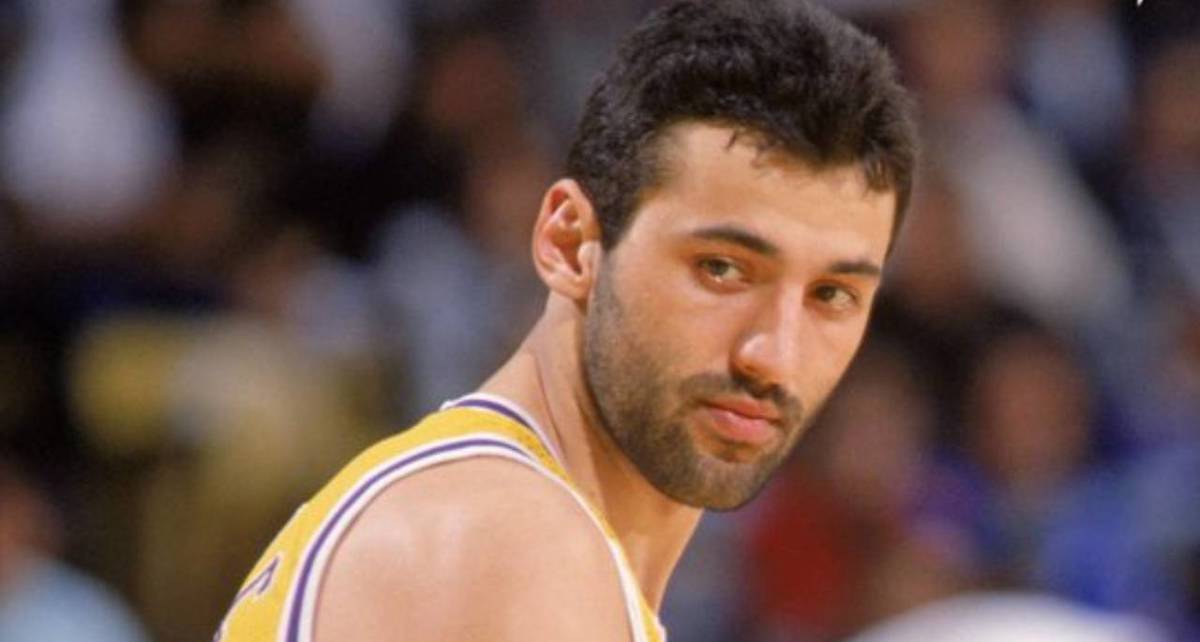 Vlade Divac tiene pasado en los Lakers (@Lakers)