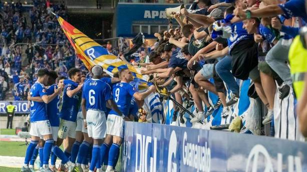 Jugadores del Real Oviedo celebran el pase a la Final con su afición (@RealOviedo)