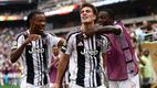 Kenan Yildiz celebrando con Khephren Thuram y Timothy Weah (Reuters)