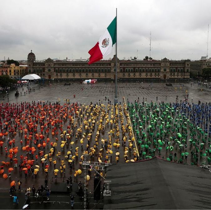 Zócalo luce la mayor bandera LGBTQ+; así se vio