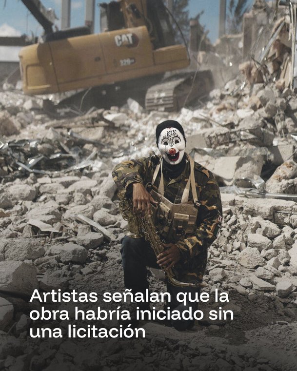 Artistas se manifiestan frente a las obras. (Foto: @yaconic)