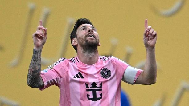 Messi se lució con un golazo de tiro libre (AFP)