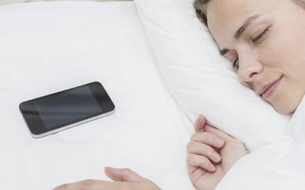 No se debe dormir con el celular tan cerca. (Foto: FayerWayer)