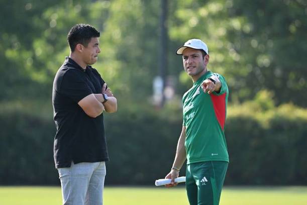 Pineda platica con Jaime Lozano, ex DT del Tri (Imago7)