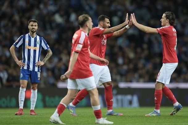 Benfica celebra una anotación en la goleada al Porto (EFE)