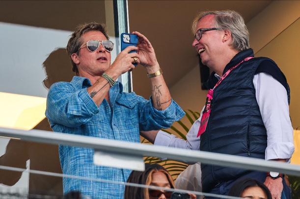 Brad Pitt disfrutando del GP México 2024 luego de sus escenas.