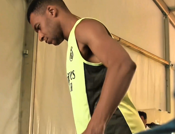 Mbappé luce más delgado de lo que estaba antes de enfermarse.