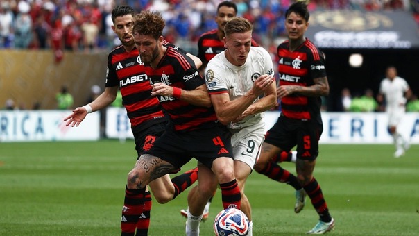Acción del juego entre Flamengo y Chelsea en Mundial de Clubes (Reuters)