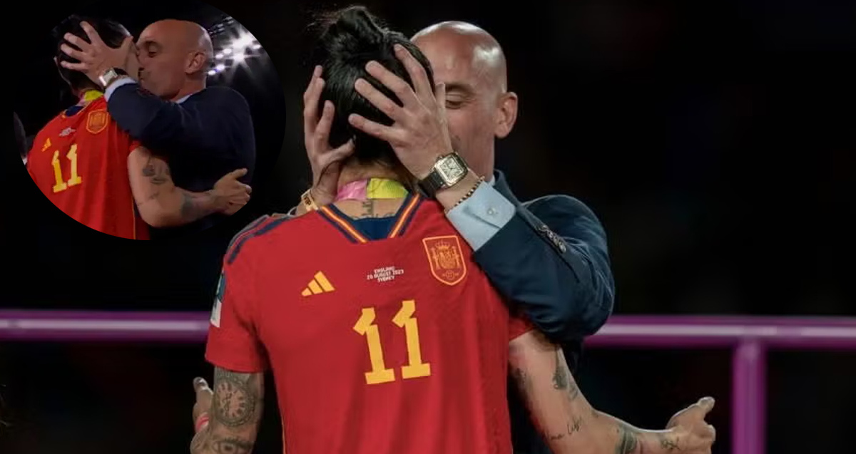 Jenni Hermoso recibió un beso de Rubiales en la premiación.