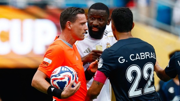 Rüdiger y Gustavo Cabral discuten con el árbitro (Reuters)