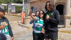 Acevedo fue uno de los jugadores que atendió a la gente. (Foto: L. Jiménez)