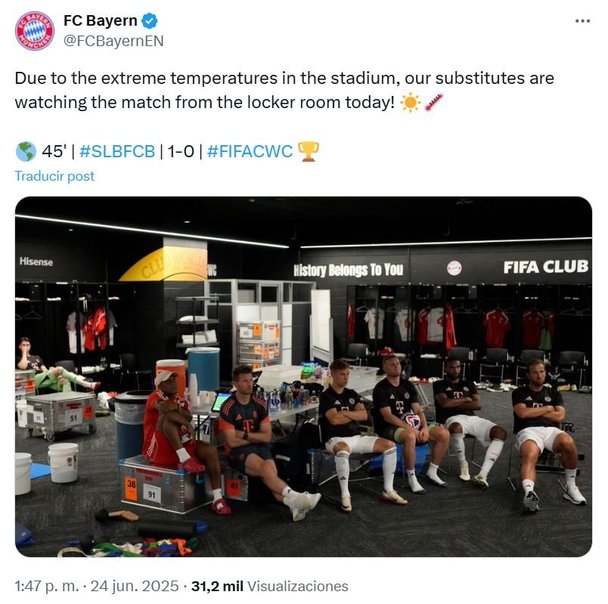 Jugadores del Bayern viendo desde le vestidor un juego por altas temperaturas (@FCBayernEN)