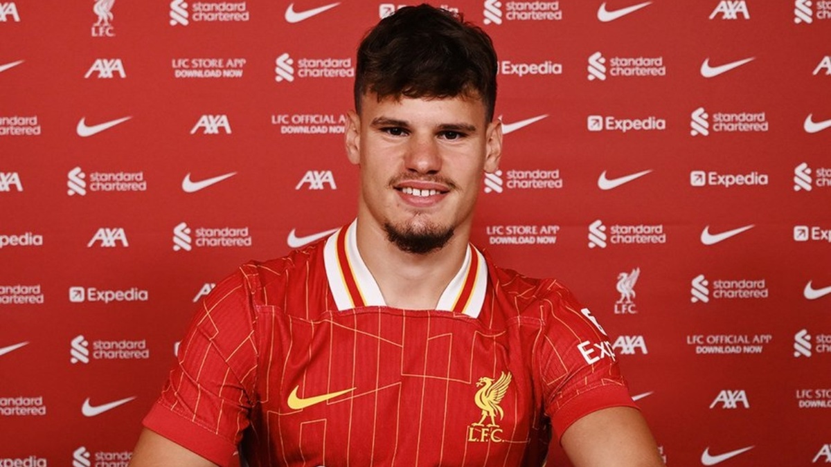 Milos Kerkez fue fichado por el Liverpool (X @LFC)