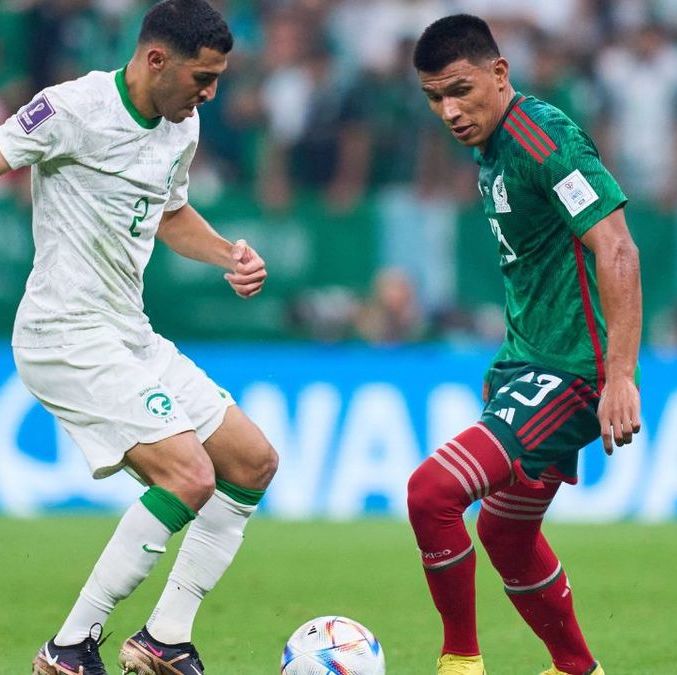 Sultan Al-Ghanam y Jesús Gallardo en el Mundial de Qatar 2022 (Mexsport)