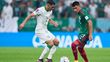 Sultan Al-Ghanam y Jesús Gallardo en el Mundial de Qatar 2022 (Mexsport)
