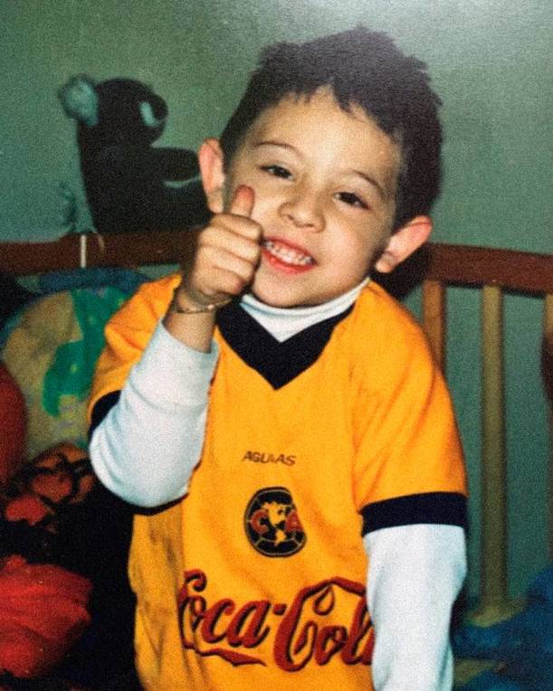 Alexis Gutiérrez de niño con la playera del América (@ClubAmerica)