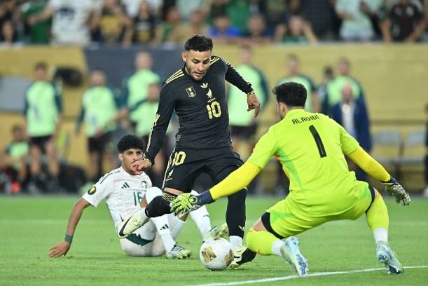 Alexis Vega define para el gol ante Arabia Saudita (Imago7)