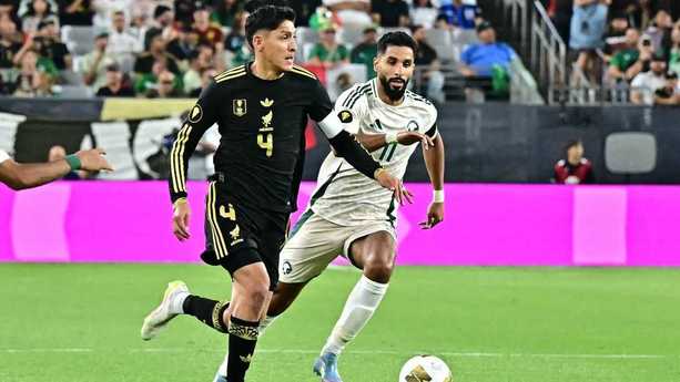 Edson Álvarez en el juego contra Arabia Saudita (AFP)