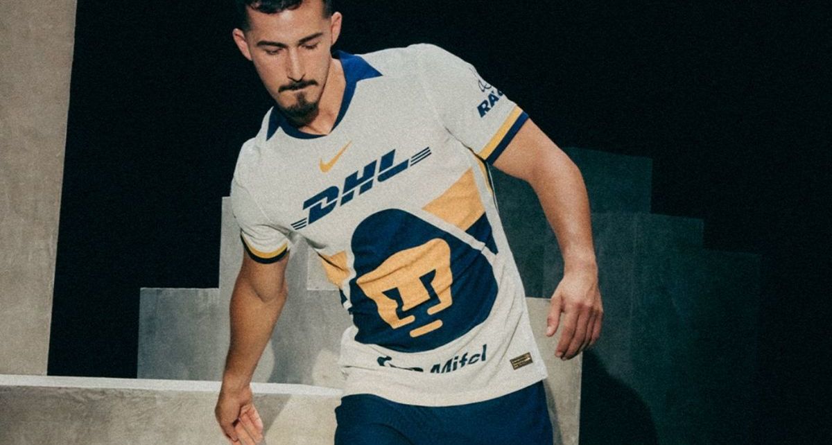 Pablo Bennevendo con la playera de Pumas para la temporada 2025-2026