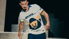 Pablo Bennevendo con la playera de Pumas para la temporada 2025-2026