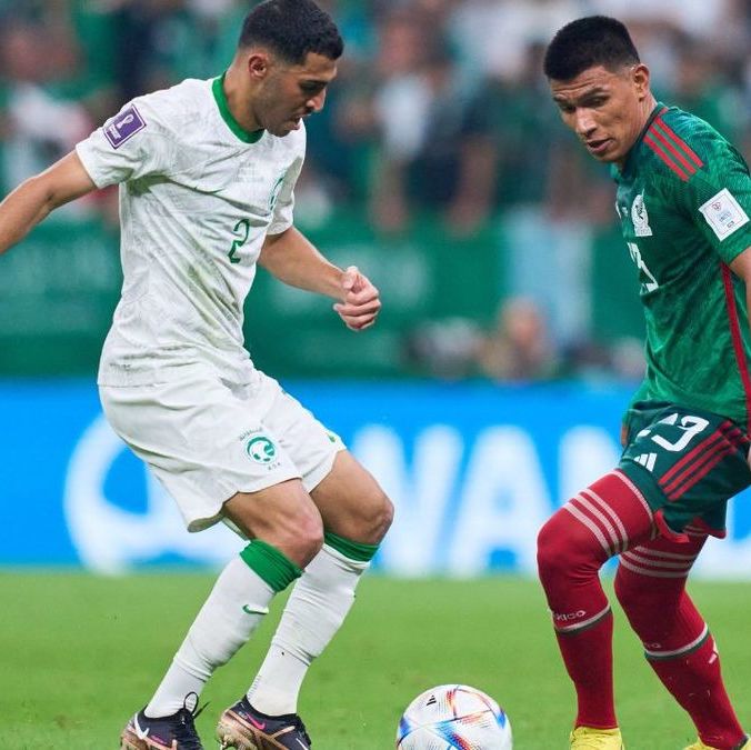 Sultan Al-Ghanam y Jesús Gallardo en el Mundial de Qatar 2022 (Mexsport)