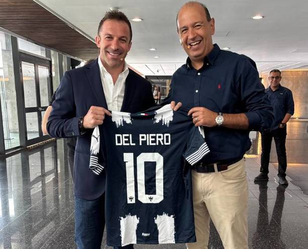 Alessandro del Piero con la playera de Monterrey (@Rayados)