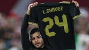 Alexis Vega muestra una playera del Tri con el apellido de Chavez (@miseleccionmx)