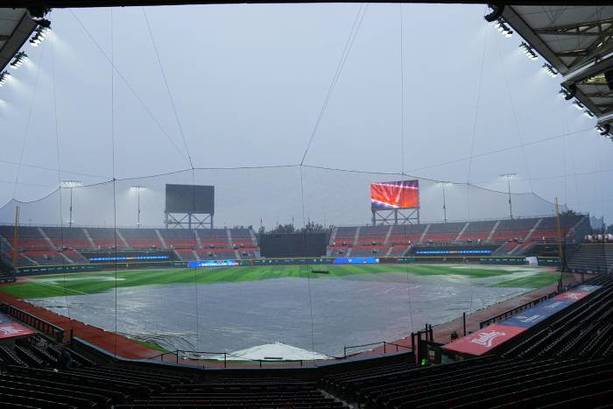 El campo de juego es cubierto por la lluvia (Imago7)