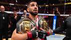 Ilia Topuria presume sus dos cinturones de campeón mundial (UFC)