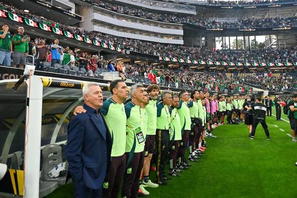 Javier Aguirre y su cuerpo técnico en el banquillo del Tri (Imago7)