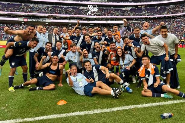 Jugadores de Guatemala celebran el pase a Semifinales (@fedefut_oficial)