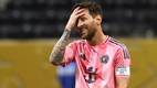 Lionel Messi se lamenta en el juego contra PSG (Reuters)