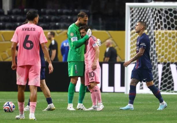 Messi es consolado por Donnarumma (Reuters)
