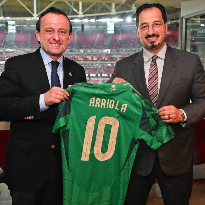 Mikel Arriola recibió una playera de Arabia Saudita (FMF)
