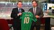 Mikel Arriola recibió una playera de Arabia Saudita (FMF)