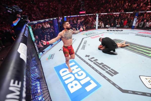 Topuria celebra tras su KO a Oliveira (UFC)
