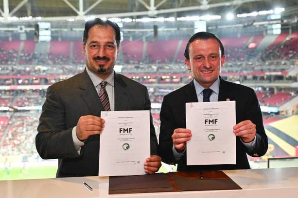 Yasser Al Misehal y Mikel Arriola posan con las firmas del convenio (FMF)
