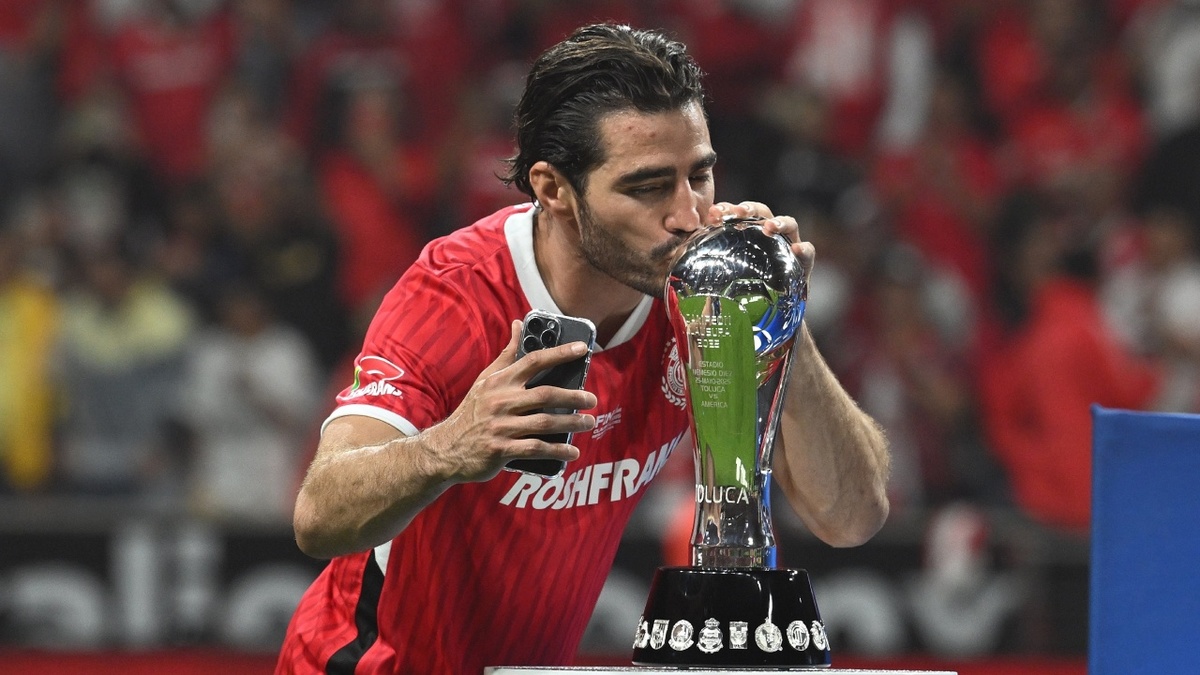 Antonio Briseño, jugador del Toluca con el trofeo de la Liga MX (Mexsport)