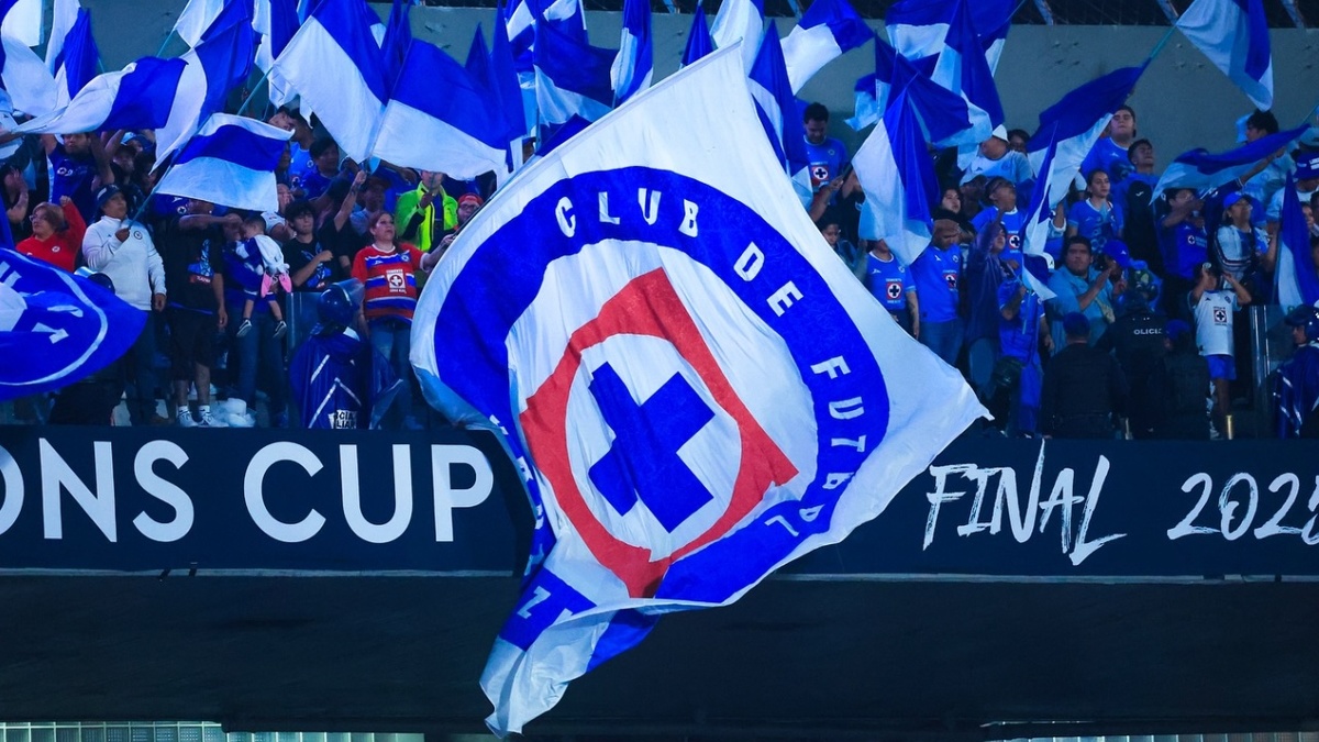 Bandera con el escudo de Cruz Azul (Facebook Cruz Azul)