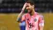 Lionel Messi se lamenta en el juego contra PSG (Reuters)