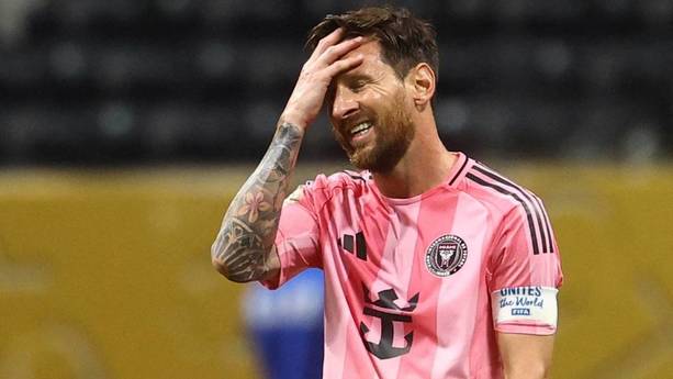 Lionel Messi se lamenta en el juego contra PSG (Reuters)