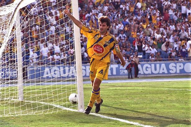 Emil Kostadinov fue importante en Tigres para ganar un Clásico Regio.