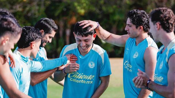 Alexis Gutiérrez es recibido por sus nuevos compañeros (@ClubAmérica)