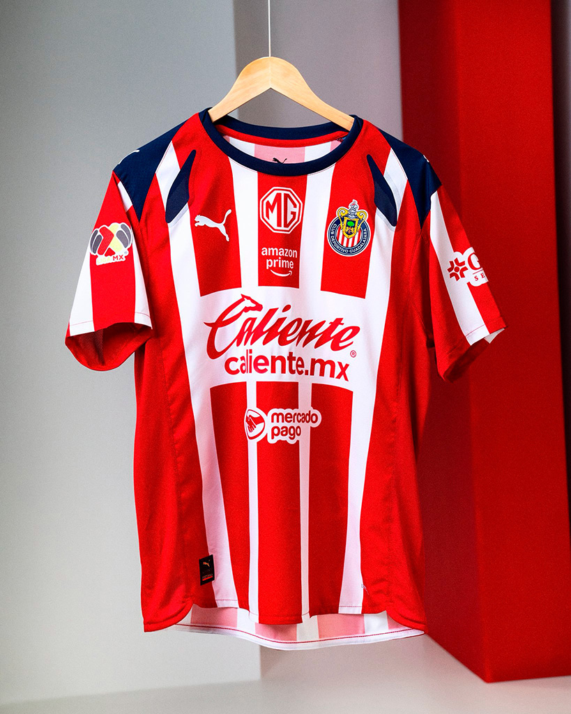 Chivas, fiel a su estilo con líneas rojas y blancas, pero esta vez más gruesas.