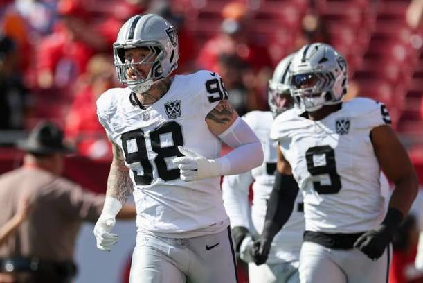 Crosby entra al campo en un partido de los Raiders (Reuters)