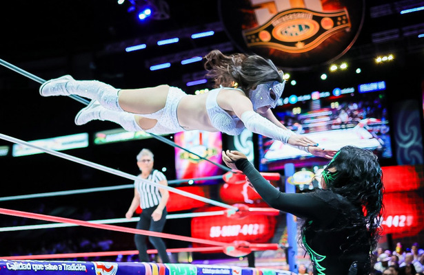 Kira y Tabata se lanzan al ataque con su velocidad y destreza en la ronda definitiva y han dado cuenta de Candela y Valkyria. (Foto: @CMLL_OFICIAL)