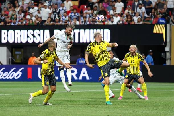 Sergio Ramos busca un balón por aire ante Borussia Dortmund (@SergioRamos)
