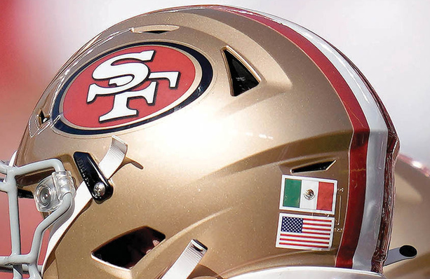 El casco que utiliza en la NFL lleva la bandera de México.